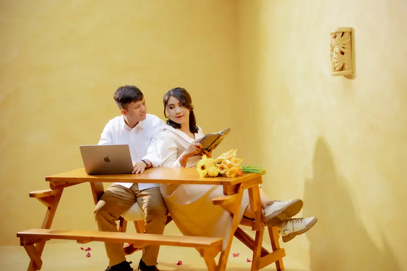 Sesi prewedding di luar ruangan